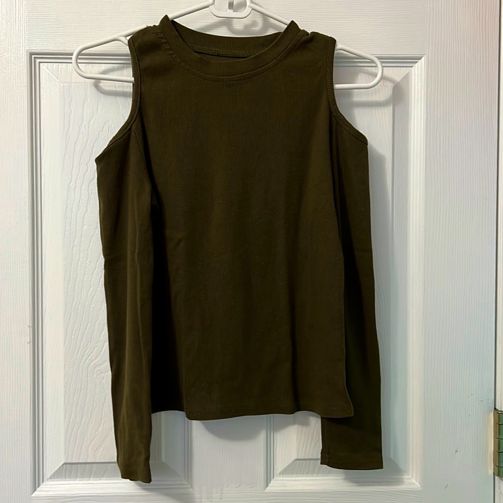 Ribbed long sleeve with shoulder cut outs